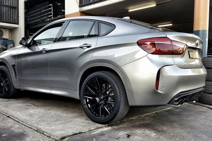 BMW X6M ON Vorsteiner VFF107 flow forged alloys in gloss black